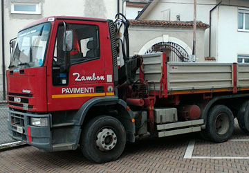 Camion con ribaltabile per lo smaltimento materiale di scarto da demolizione pavimenti